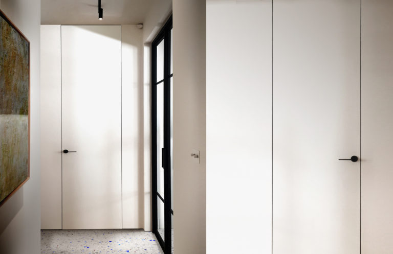 FRAMELESS DOORS: 7 OF THE BEST FOR YOUR HOME